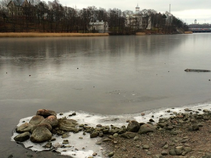 Töölönlahti starting to freeze